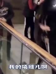 <em>黑衣侠大战眼镜妹</em>-热门视频在线观看-爱奇艺